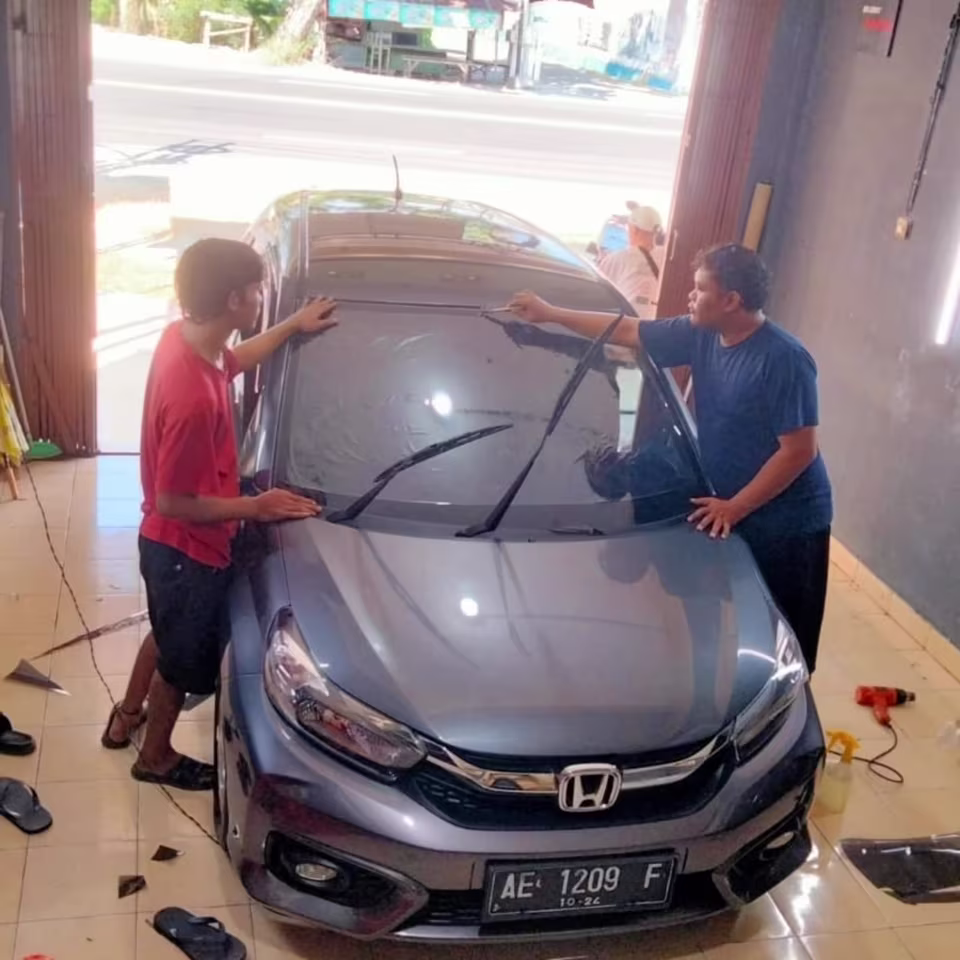 Pemasangan kaca film SUV